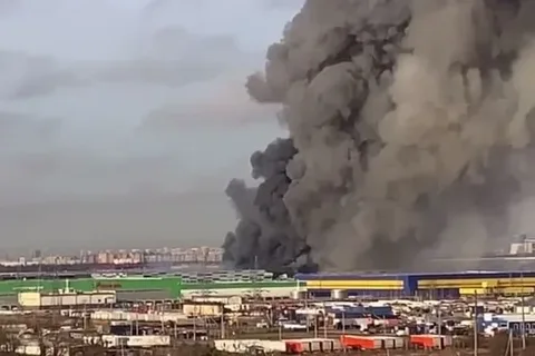 В одном из торговых центров Варшавы бушует гигантский пожар