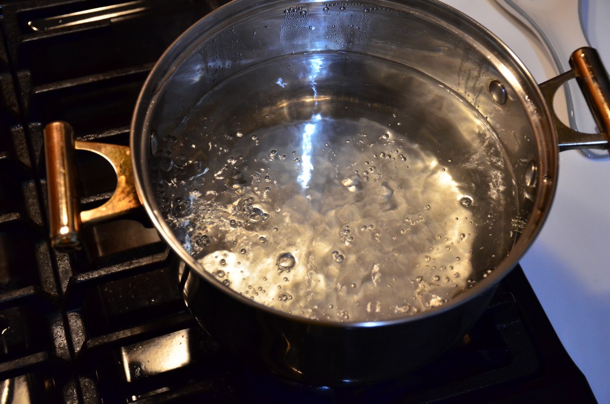 Кипит русский. В сковороде кипит вода. Яйца кипящая вода в кастрюле. Скавародка с маслом и поджаркой. Фальшивомонетчиков варили в кипящей воде.