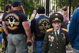Ряженых "ветеранов" изображают на памятниках ВОв