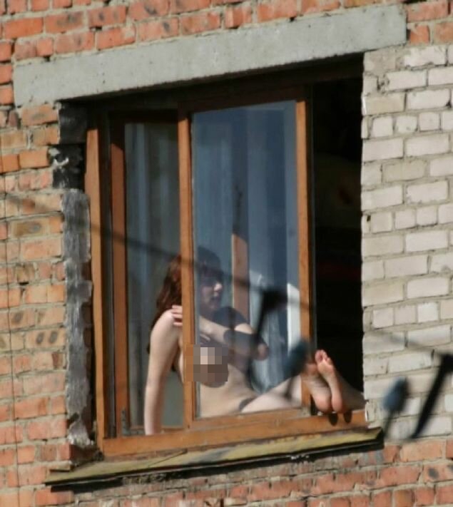 Оксана у окна в праздник