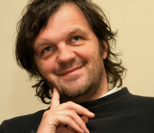 В Таганроге мужчина завладел автоматом «Кедр» и сбежал из отдела полиции