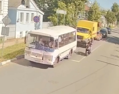 Объехал всех.