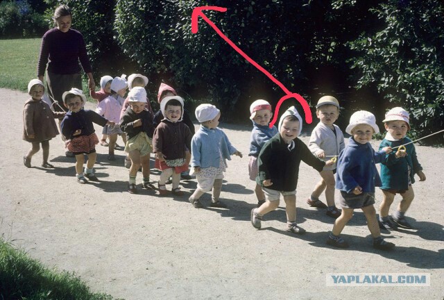 Советский детсад на прогулке