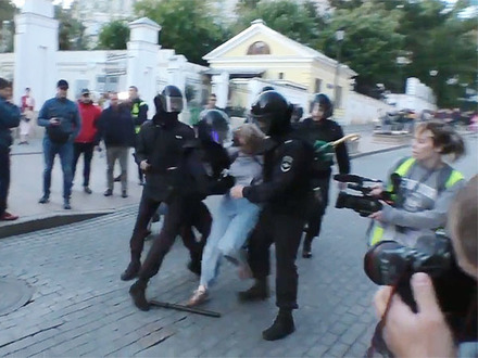 "Ай спасите-помогите-убиваааааают!"