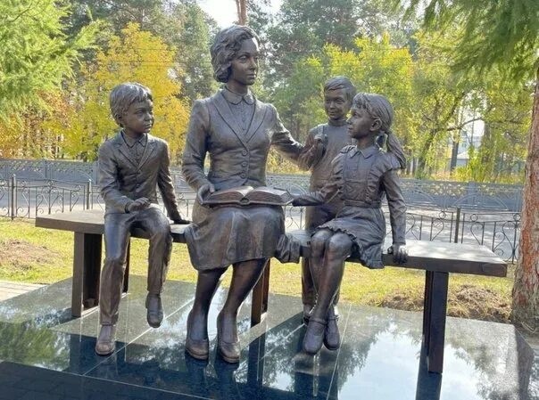 Бронзовая учительница с глобусом появилась возле школы в Верхней Пышме