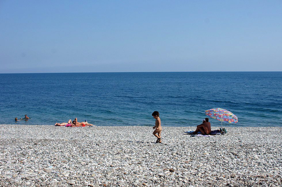 Погода пицунда температура воды в море. Абхазия море. Абхазия в октябре пляж. Абхазия Пицунда в октябре. Пицунда купание.
