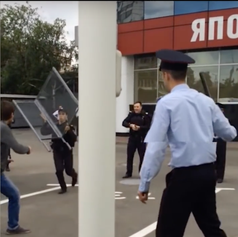 Нападение преступника с ножами на полицейских в Чикаго
