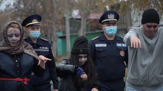 В Казахстане спасатели нарядились в зомби, чтобы  рассказать жителям об опасностях эксплуатации печек.