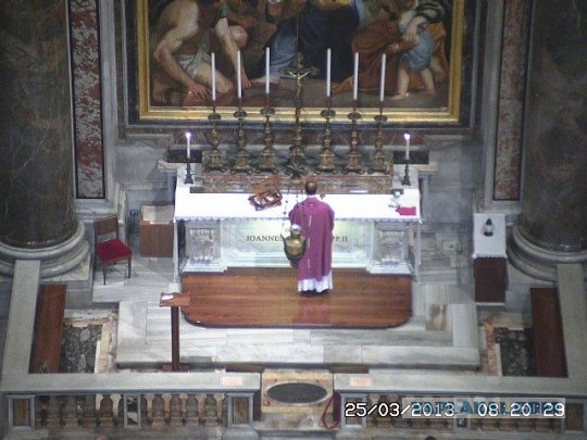 У гроба Папы Иоанна Павла II