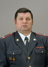 Начальник управления милиции избивает женщину