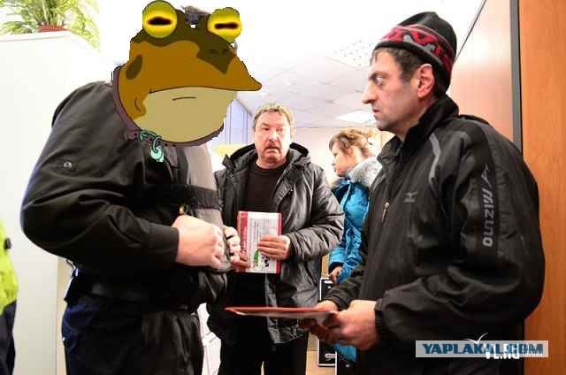 Фотожаба: Приставы и страховщики.