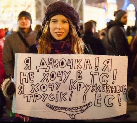 Житомирские женщины штурмуют здание Барановского ТЦК, в котором убили негодного к службе мужчину