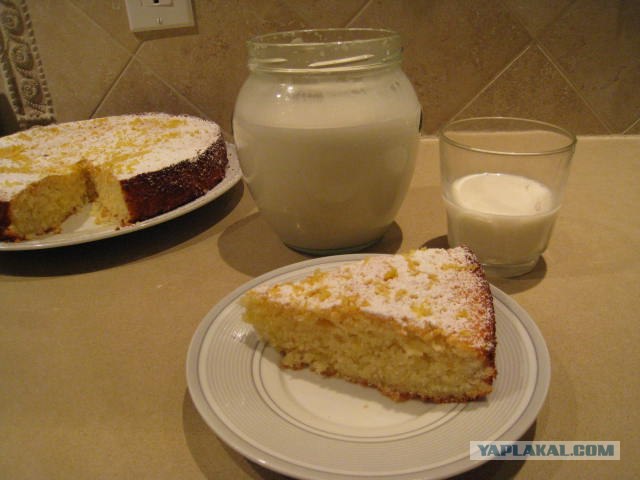 Миндальное молоко и ореховый торт на завтрак.
