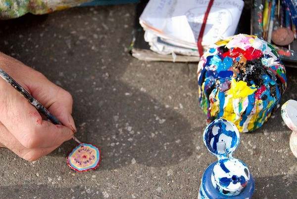 Пожевал, выплюнул - нарисовал картину