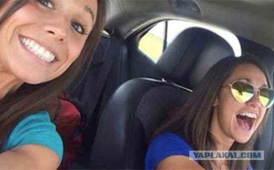 Милая девушка шокировала младшего брата выпусканием кишечных газов