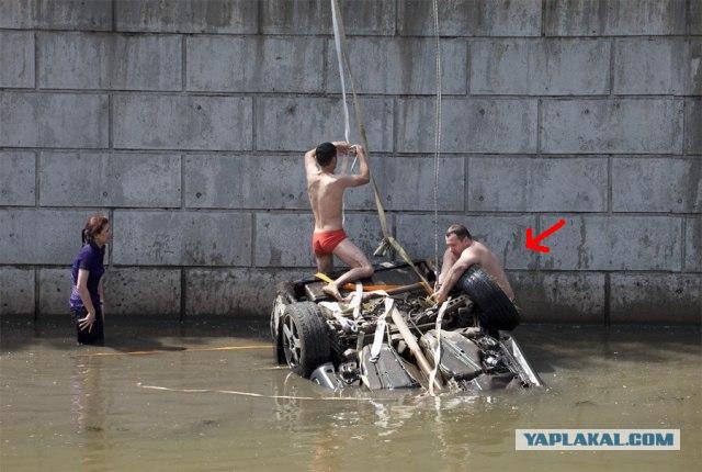 В р. Яузу упал автомобиль
