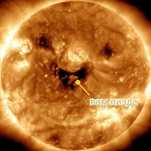 NASA показало фото «улыбающегося» Солнца