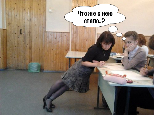 Учительница объясняет школьнице задание