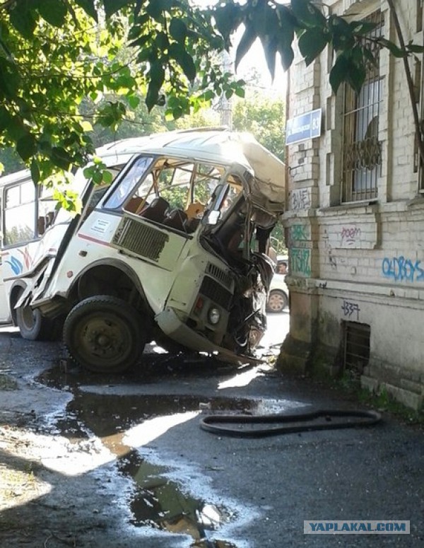 Автобус въехал в жилой дом в Перми