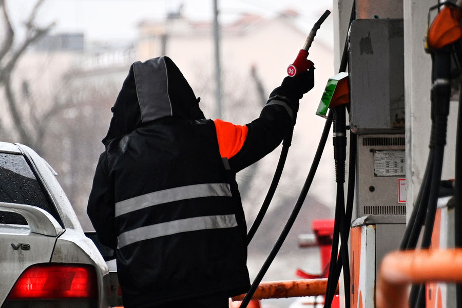 Бензин в 2025 году взлетит на 20% и станет ещё одним драйвером для ускорения инфляции, — экономист Александр Разуваев