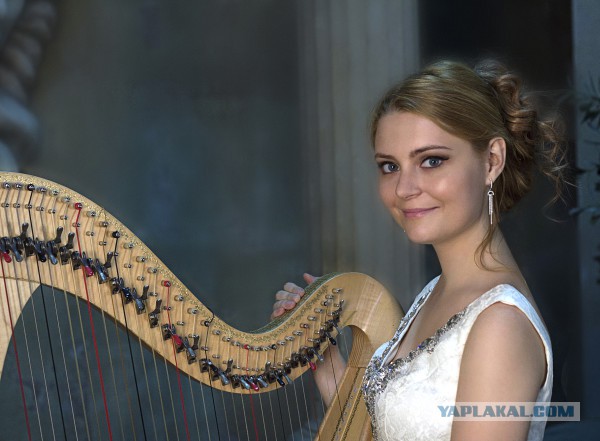 Сколько весит арфа? Для чего на арфе 7 педалей? Арфистка обязана быть сороконожкой?