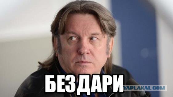 Коммунальщики Керчи ищут подземные коммуникации с помощью палочек лозы
