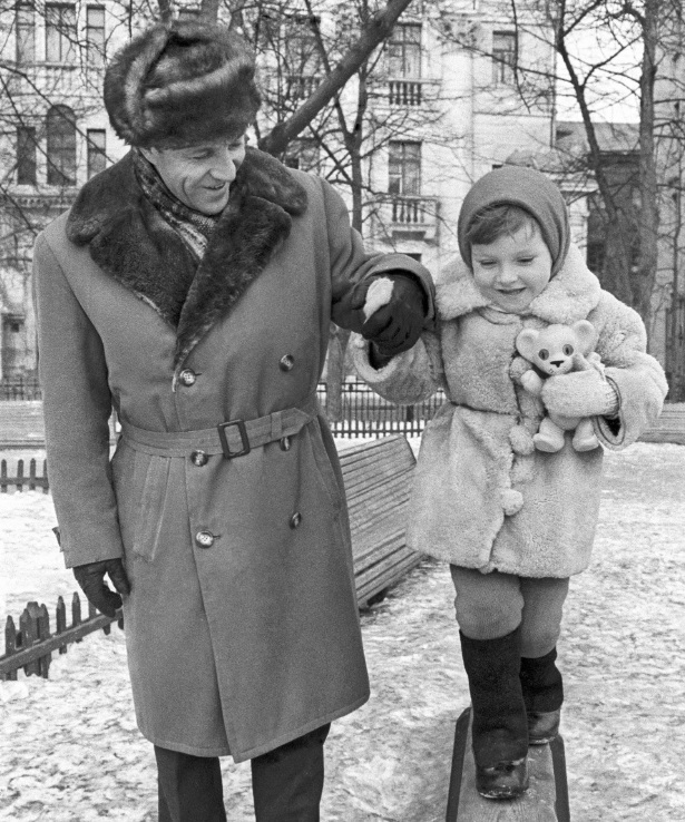 «Это было недавно, это было давно...»: 15 редких фотографий отечественных знаменитостей