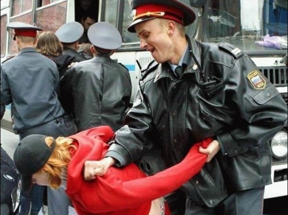 Лезгинка с зелеными флагами напротив полиции