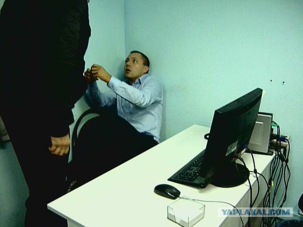 Сотрудники банка "Траст" гадят в лифтах