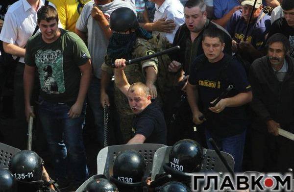 Митингующие в Киеве штурмуют здание Рады
