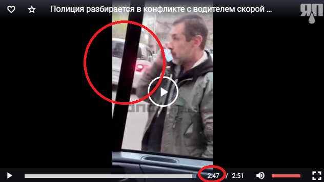 На улице Русской во Владивостоке водитель потребовал убрать карету скорой помощи, заявив, что опаздывает на автомойку