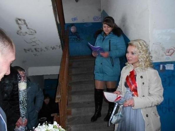 Свадьба в Сайлент Хилл. Как украшают на свадьбу убитые подъезды многоэтажек