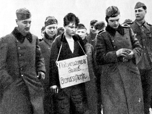 "Страна, которой нет" и "Полная дичь". Фото силовиков на фоне вывесок и надписей