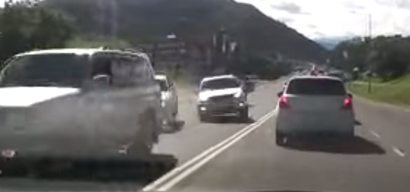 Сракер швырнул кроссовер на встречную