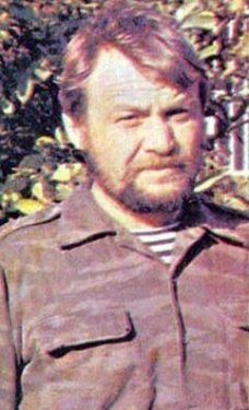 В плен живым не сдаваться…