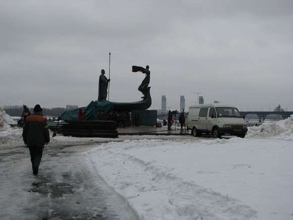 В Киеве рухнул памятник основателям города