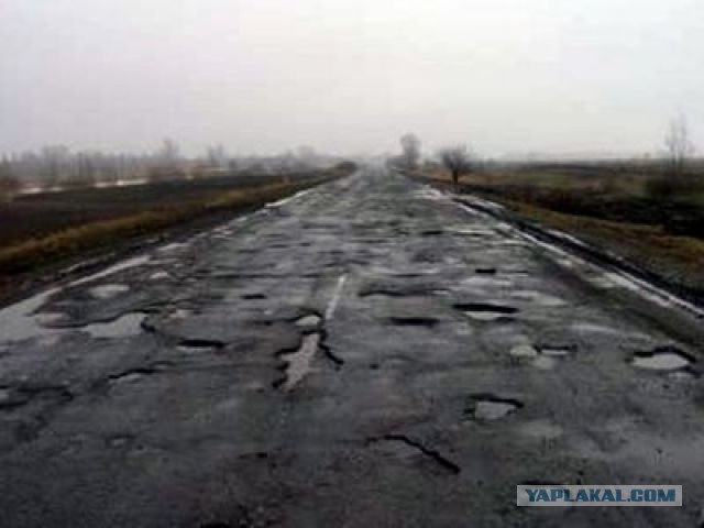 Аццкая дыра на асфальте