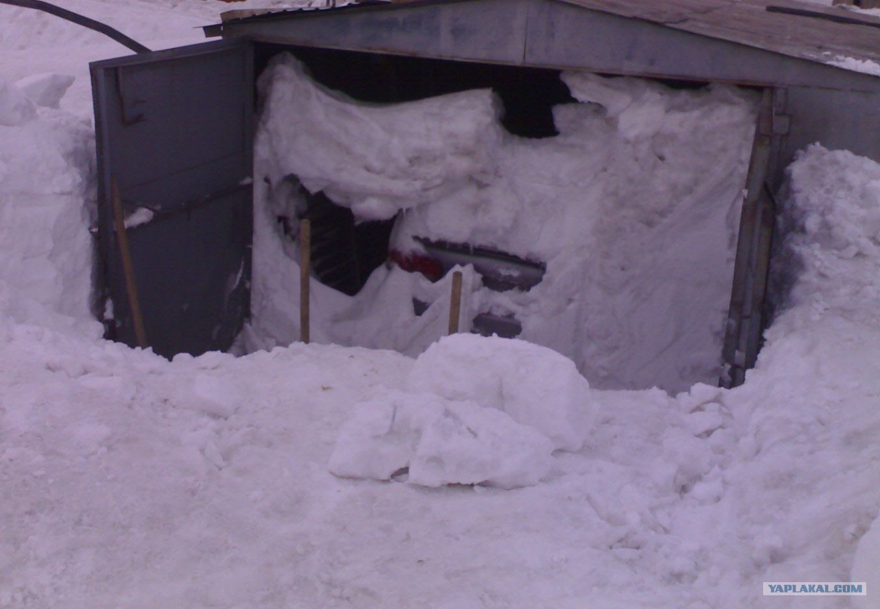 Размораживатель для замков гаража. Замерзает замок в гараже. Затопило гаражи красноярск. Замерзает замок в гараже. Замерзший гараж.