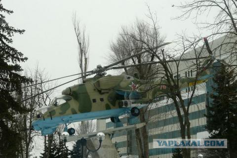 Самолет во дворе