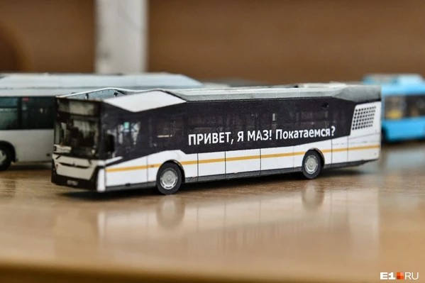 «Разбитый зад — это изюминка». В Екатеринбурге школьник делает из бумаги точные копии автобусов и трамваев