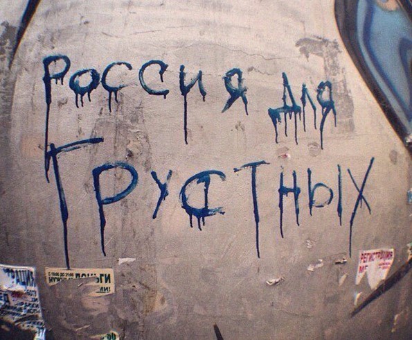 Девушка раскрасила ограничитель для машин, чтобы об него не спотыкались люди