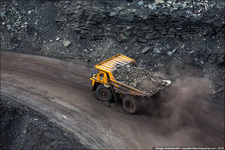 Открытая добыча каменного угля. Карьерная добыча угля. Угольный карьер. Открытый угольный карьер. Добыча угля карьер.