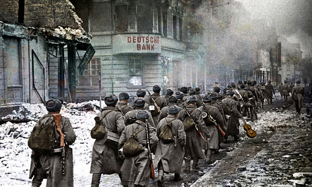 Московская художница Ольга Ширнина раскрасила более 2000 старых фотографий