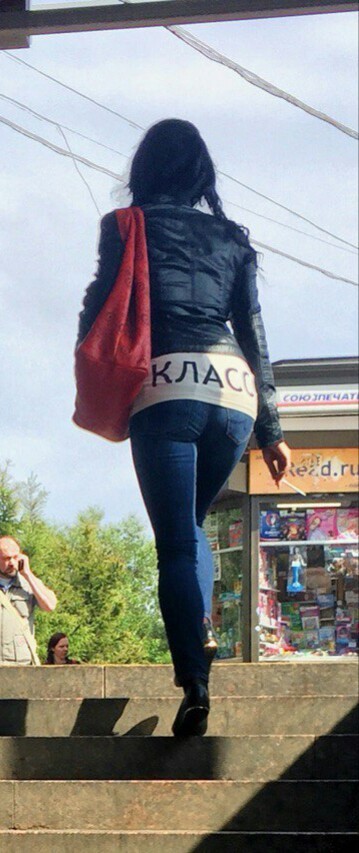 Девушки из соцсетей, вид сзади