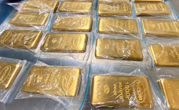 Контрабандисты пытались вывезти 225 килограммов золота на 800 миллионов рублей из Внукова в Дубай. Их задержали прямо в самолёте.