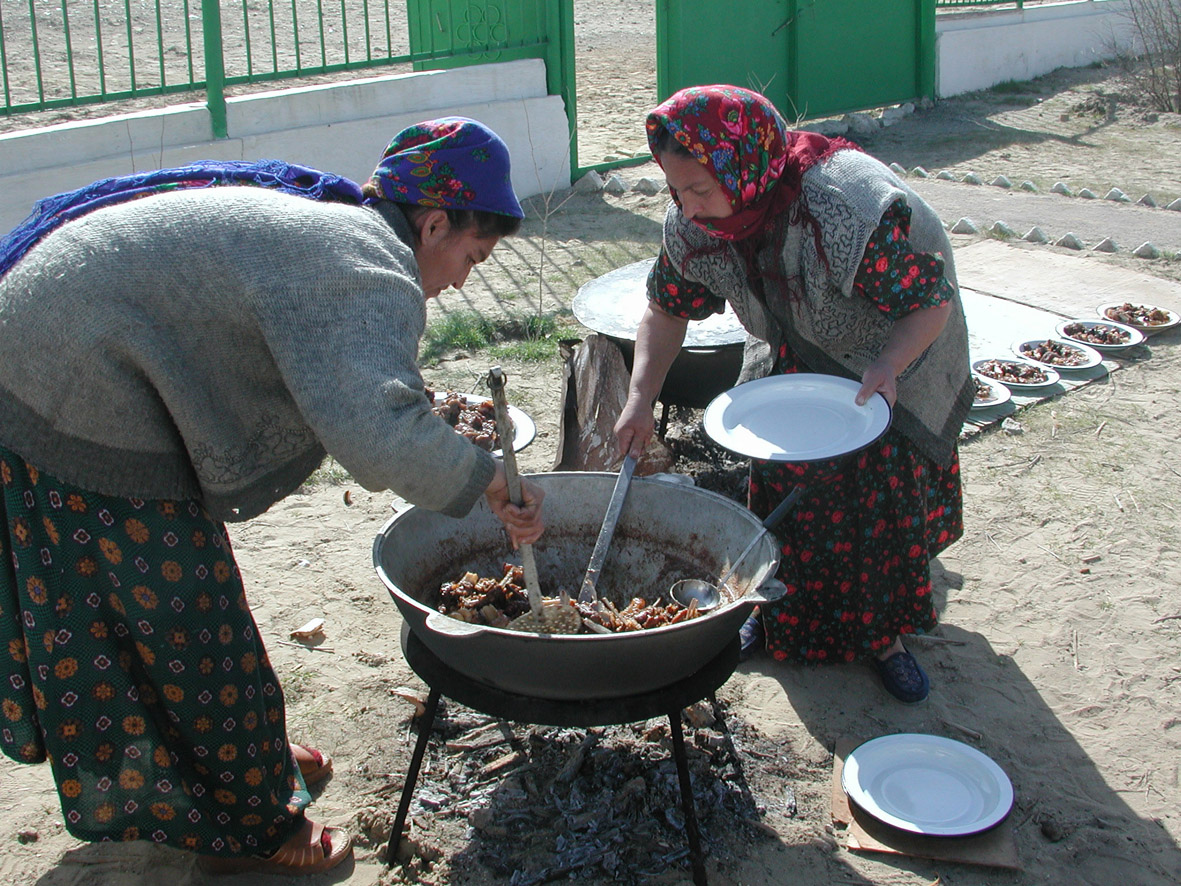 Туркменистан как живут люди. Челекен Туркмения. Туркменистан нищета. Бедные туркмены. Туркменистан деревни.