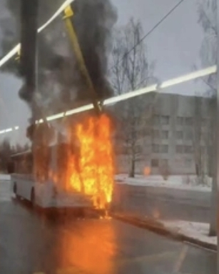 Автобус снёс остановку с людьми в Санкт-Петербурге