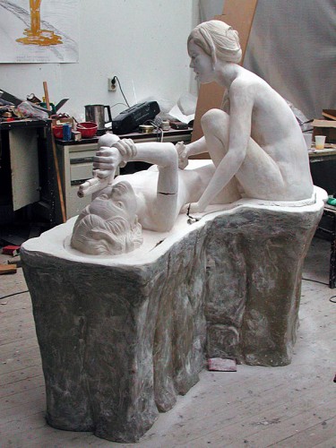 Обнаженные девушки с оружием в руках 16+