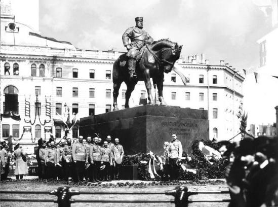 Какие прозвища дают памятникам в России