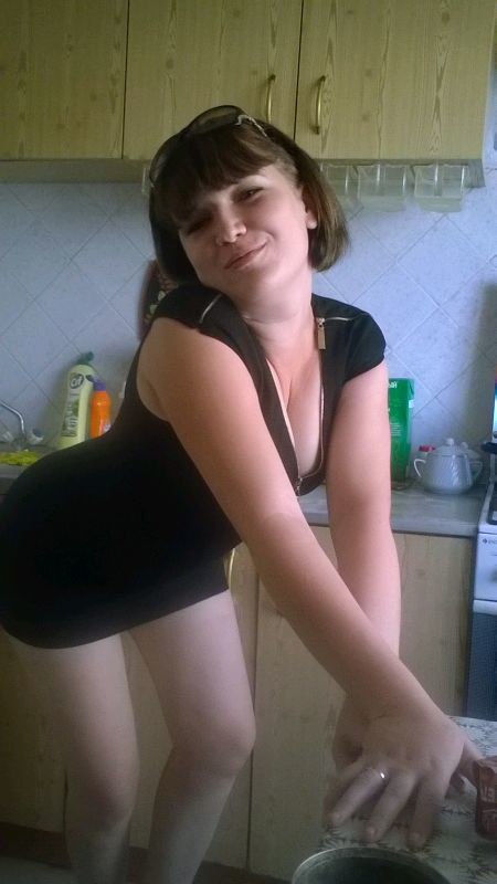 Девок гнёт и ломает, а им просто нравится фотографироваться